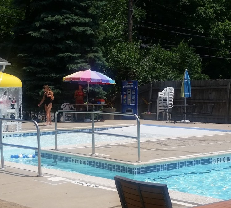 rosslyn-farms-swimming-pool-photo